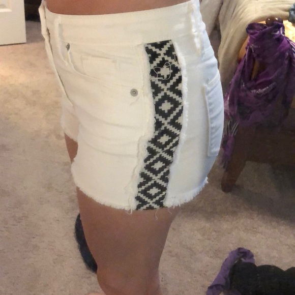 Cute high waisted white shorts with side pattern - Picture 2 of 8
